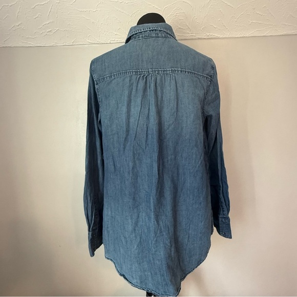 Liz Lange Maternity  Denim Long Sleeve Shirt size M B19 - Picture 2 of 7